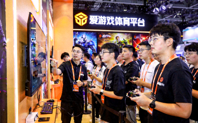 展会现场观众在爱游戏体育平台展台前排队体验最新游戏产品