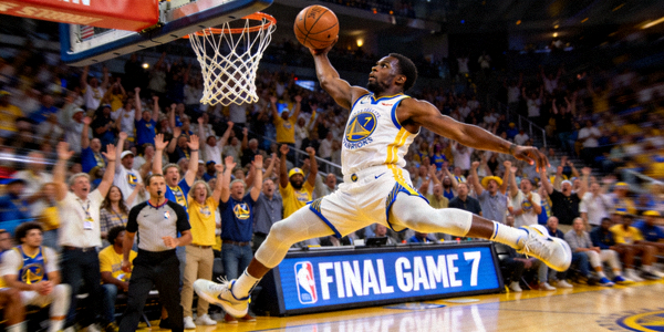 NBA总决赛第七场决胜时刻现场图片 - 球员飞身扣篮瞬间