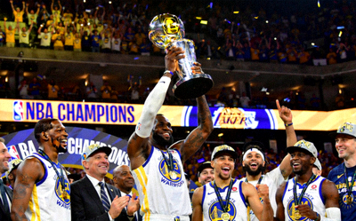 NBA冠军球队颁奖庆祝时刻，球员举起奖杯图片