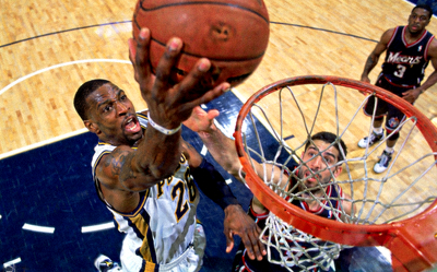 NBA球星突破防守上篮特写图片
