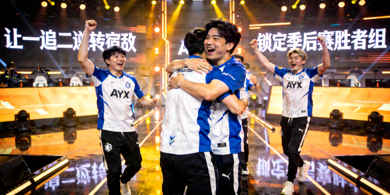 AYX战队在电竞比赛中让一追二逆转宿敌，选手们激动庆祝锁定季后赛胜者组席位的精彩瞬间