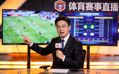 专业解说员在直播间分析比赛局势