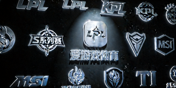 多项顶级电竞赛事官方合作伙伴标识墙，爱游戏体育logo居于核心位置