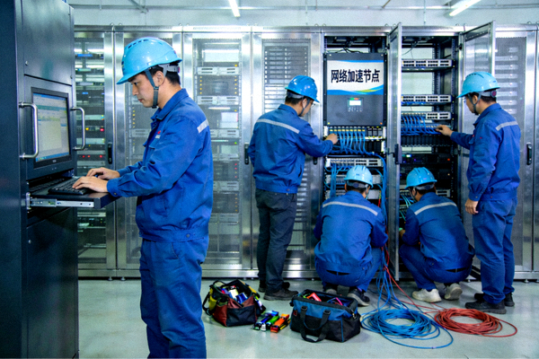 爱游戏体育平台技术团队进行网络加速节点升级的现场画面